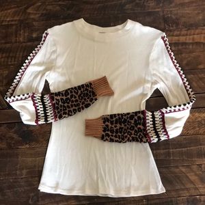 Cute thermal top with knitted sleeves and leopard detail